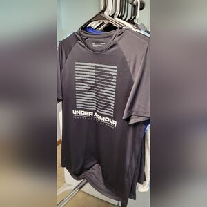 Men's Medium Under Armour Short Sleeve Shirt EUC